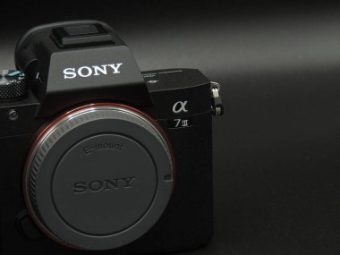 Nikon Z6 ii (sürüm 2) vs Sony Alpha 7 m3 (a7m3), kamera yüzleşme ve rekabet. Karanlık arka plan. Sony mi Nikon mu kazanacak? En iyi markalardan en iyi aynasız kameralar.