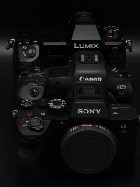 Sony A7S mark3, Canon R5 ve Lumix S1H tanınmış üreticilerin siyah üst kameralarıdır. Rekabet. Karanlık arka plan. Makro.