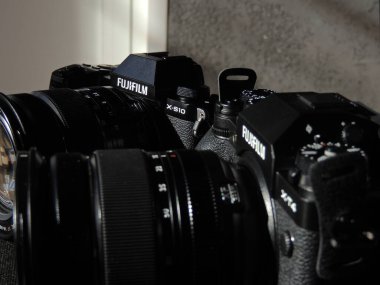 Fujifilm X-T4 ve X-S10 siyah kameralarının karşılaştırılması. Videograflar için en iyi kameralar. Hafif arkaplan. Damga.