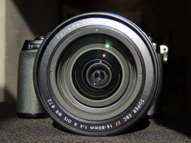 Fujifilm X-S10, 16-80 mm lens siyah. 2020 'nin sonu için yeni. Videograflar için en iyi kamera. 2021 'de koyu ışık arka planında harika bir seçenek. Açık lens (nesne). Makro.