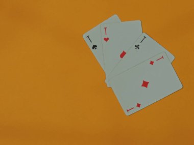 4 As 'ın kartları sarı arka planda güzelce serilmiştir. Solucanlar. Bubey. Krestei. Zirve. Makro.