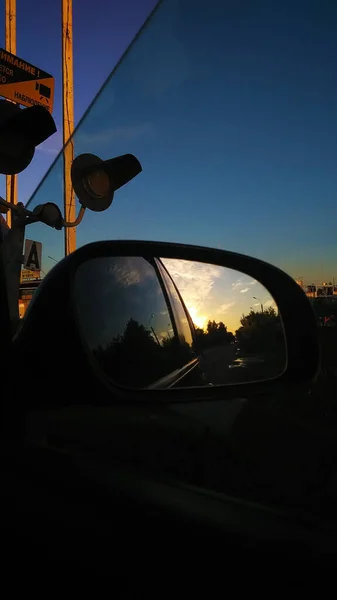 Zicht Door Zijspiegel Van Auto Het Dashboard Voorruit Multimediasysteem Zon — Stockfoto