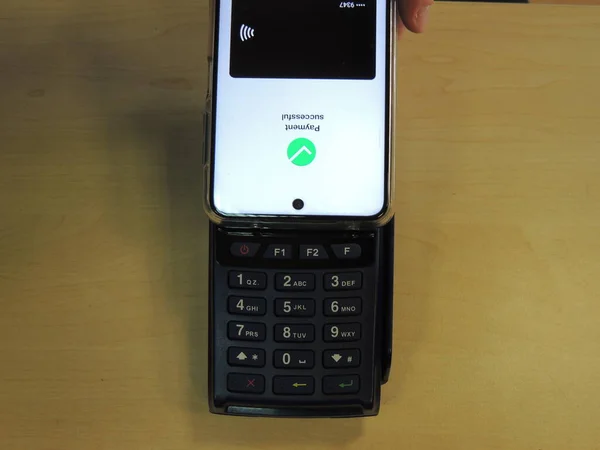 使用电话 通过终端为产品支付非接触式费用 Nfc 智能手机Smartphone Covid 19期间的付款 成功付款 — 图库照片