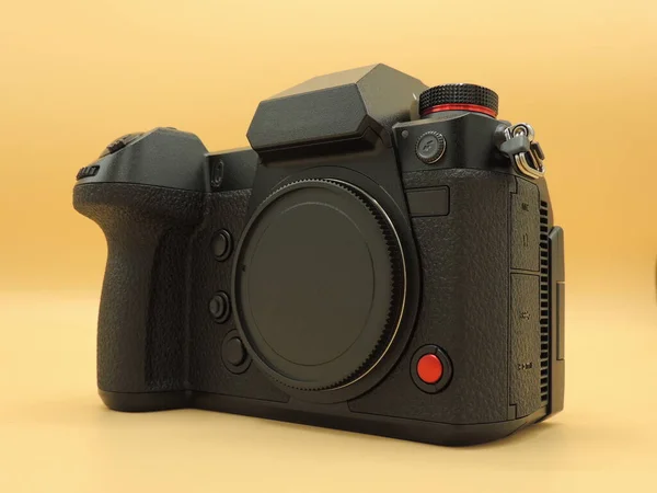 Uma Câmera Preta Médio Formato Com Sensor Cmos Fundo Amarelo — Fotografia de Stock