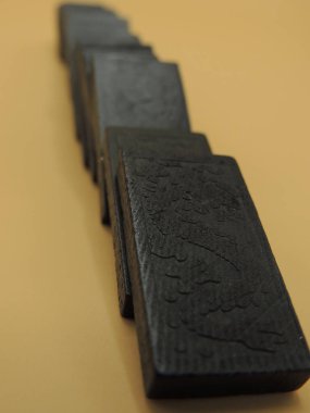 Domino etkisi. Domino oynuyorum. Sarı arka plan. Makro.