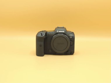 En iyi yenilikçi kamera aynasız amiral gemisi Canon EOS R5 'ti. Sarı arka plan. Avrupa Birliği 2020 ve 2021 