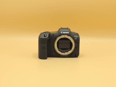 En iyi yenilikçi kamera aynasız amiral gemisi Canon EOS R5 'ti. Sarı arka plan. Avrupa Birliği 2020 ve 2021 
