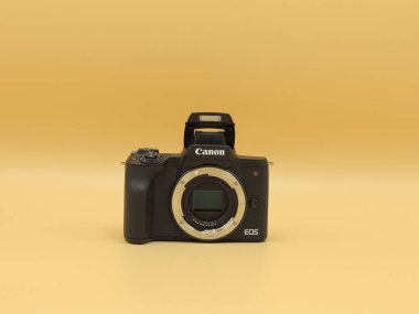 Canon EOS M50 mark ii (M50m2) sarı arka planda vücut siyahı. Blogcular için en iyi kameralardan biri..