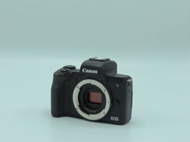 Canon EOS M50 mark ii (M50m2) Beyaz arka planda vücut siyahı. Blogcular için en iyi kameralardan biri..