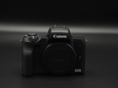 Canon EOS M50 mark ii (M 50 m 2) Siyah arka planda vücut siyahı. Blogcular için en iyi kameralardan biri..