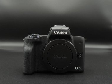 Canon EOS M50 mark ii (M 50 m 2) Siyah arka planda vücut siyahı. Blogcular için en iyi kameralardan biri..