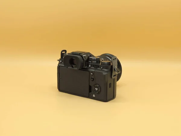 Fujifilm Fekete Modellt Kamerájaként Ismerték Sárga Háttér Európai Társulás Véleménye — Stock Fotó