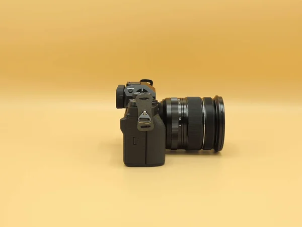 Fujifilm Svart Modell Erkändes Som Årets Kamera Gul Bakgrund Yttrande — Stockfoto