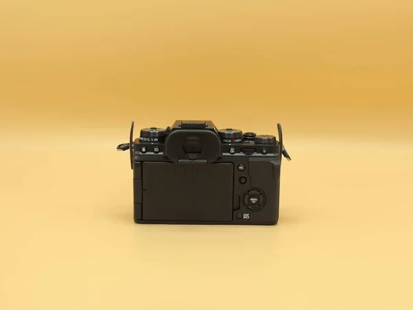 Fujifilm Svart Modell Erkändes Som Årets Kamera Gul Bakgrund Yttrande — Stockfoto
