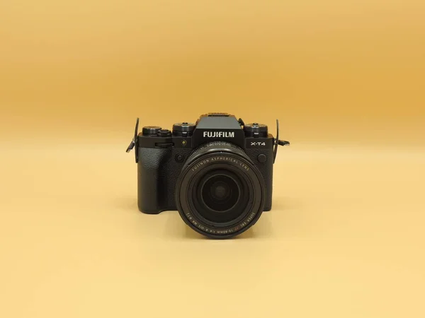 Modelo Preto Fujifilm Foi Reconhecido Como Câmara Ano Fundo Amarelo — Fotografia de Stock