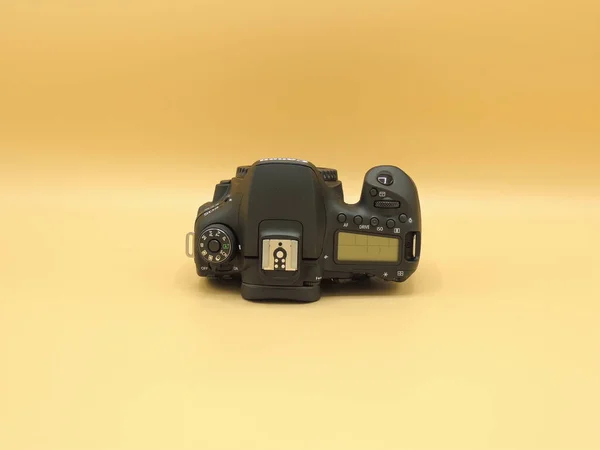 最佳Aps C相机 类别中被公认为最佳佳能90D黑色相机 黄色背景 2020 2021年欧洲协会的意见 — 图库照片