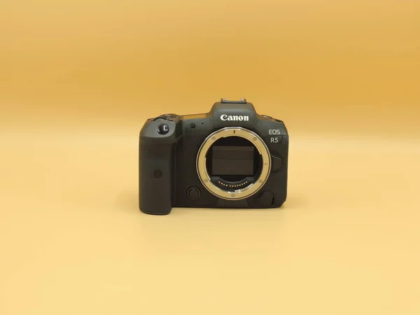 Best Innovative Camera Mirrorless Flagship Canon Eos Black Yellow Background — Stock Photo, Image