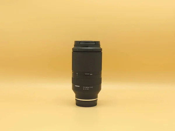 Nejlepší Teleobjektiv Tamron 180Mm Iii Vxd Černé Barvě Žluté Pozadí — Stock fotografie