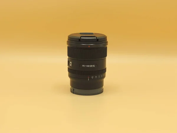 Iyi Geniş Açılı Lens Sony 20Mm Sarı Arka Planda Siyah — Stok fotoğraf