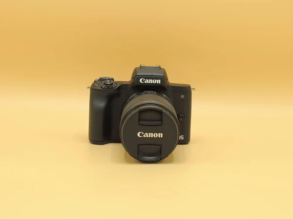 Canon Eos M50 Mark M50M2 黄色の背景にEf 150Mm 3レンズが付いています ブロガーのための最高のカメラの一つ — ストック写真