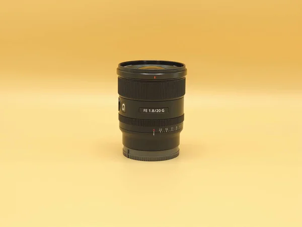 Iyi Geniş Açılı Lens Sony 20Mm Sarı Arka Planda Siyah — Stok fotoğraf