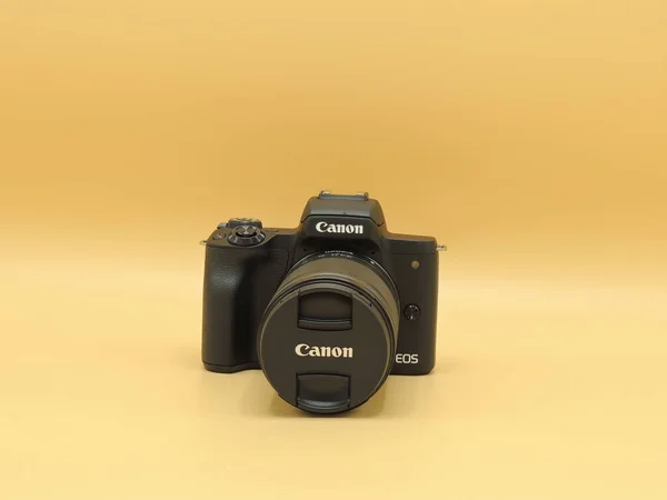 Canon Eos M50 Mark M50M2 Φακό 150Mm Κίτρινο Φόντο Μία — Φωτογραφία Αρχείου