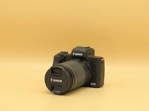 Canon Eos M50 Mark M50M2 Єктивом 150Mm Жовтому Тлі Одна — стокове фото