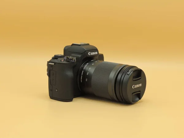 Canon Eos M50 Mark M50M2 Φακό 150Mm Κίτρινο Φόντο Μία — Φωτογραφία Αρχείου