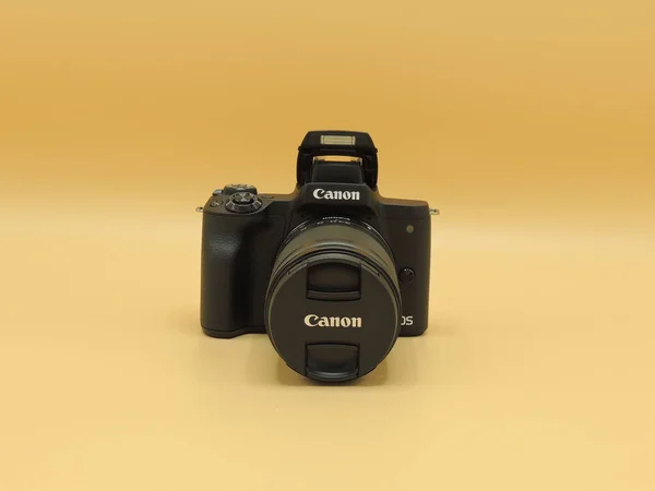 佳能Eos M50 Mark M50M2 在黄色背景上的Ef 150Mm 3镜头 博客作者最好的相机之一 — 图库照片