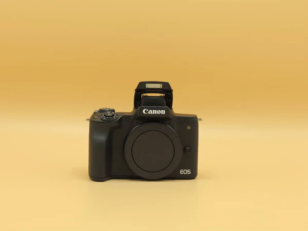 Canon Eos M50 Marca M50M2 Corpo Preto Sobre Fundo Amarelo — Fotografia de Stock