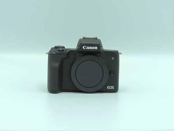 Canon Eos M50 Mark M50M2 Corpo Preto Sobre Fundo Branco — Fotografia de Stock