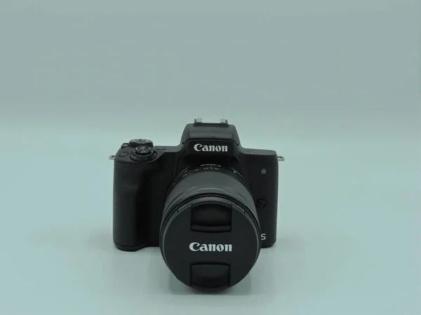 Canon Eos M50 Marca 50M Com Lente 150Mm Sobre Fundo — Fotografia de Stock