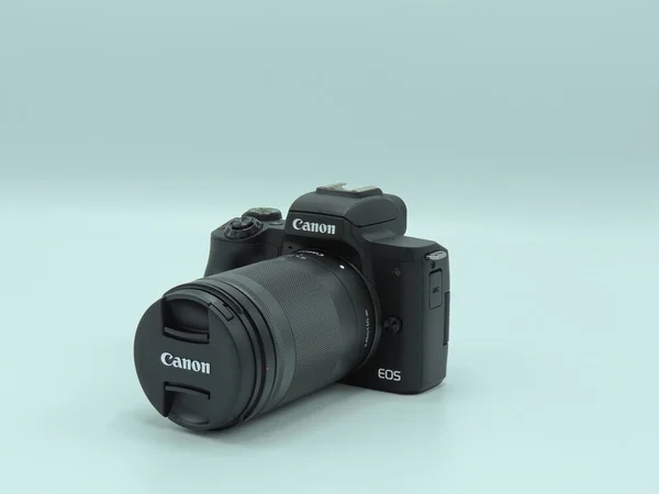 Canon Eos M50 Mark 50M 150Mm Lencsével Fehér Alapon Egyik — Stock Fotó