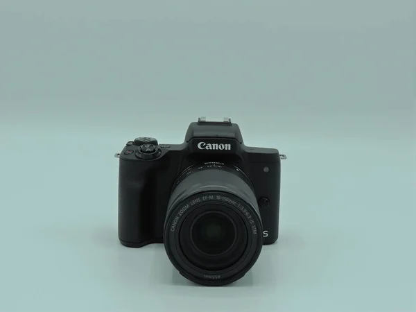 Canon Eos M50 Mark 50M 150Mm Lencsével Fehér Alapon Egyik — Stock Fotó