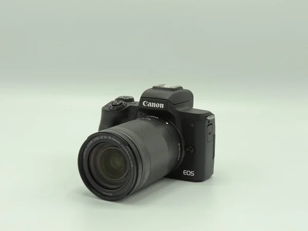 佳能Eos M50 Mark 50M2 白色背景的Ef 150Mm 3镜头 博客作者最好的相机之一 — 图库照片