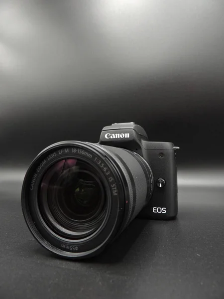 Canon M50 Marca 50M Preto Com 150Mm Lente Fundo Preto — Fotografia de Stock