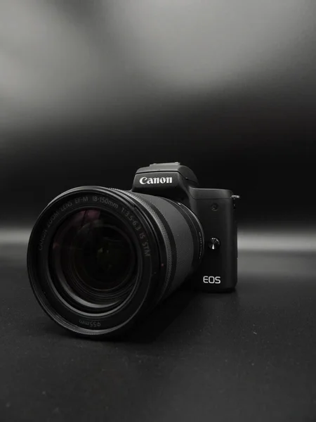 Canon M50 Marca 50M Preto Com 150Mm Lente Fundo Preto — Fotografia de Stock