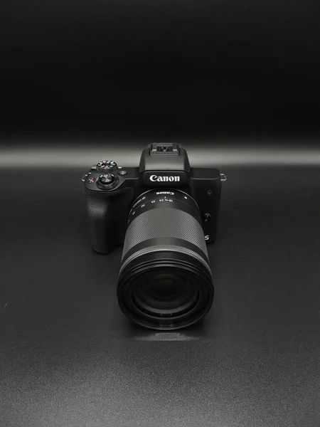 Canon M50 Mark 50M Μαύρο Φακό 150Mm Μαύρο Φόντο Μία — Φωτογραφία Αρχείου