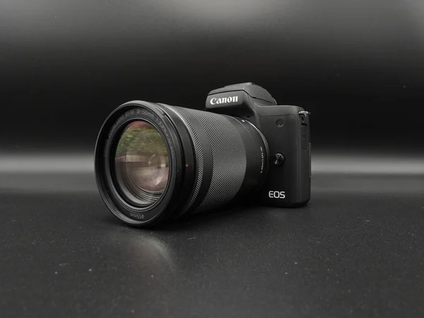 Canon M50 Mark 50M Czarny Obiektywem 150Mm Czarnym Tle Jedna — Zdjęcie stockowe