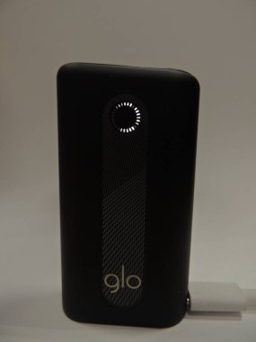 GLO ısıtma sistemi siyah. Bir sigara yedeği. İnsanlar için% 95 daha güvenli. Eski GLO tasarımı. Beyaz arkaplan.