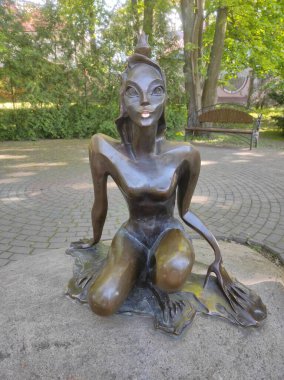 Şehirde Kaliningrad doğası, ağaçlı bir park, bir nehir ve bir çeşme. Resimli şehir doğası.