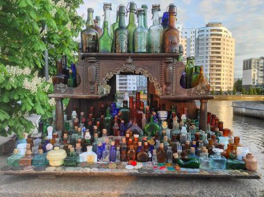 Kalininingrad 'da (Konigsberg) yapılan kazılar sırasında bulunan cam şişeler, kutular ve kaplar. Yeşil, mavi, kahverengi, berrak cam ve antik paralar..