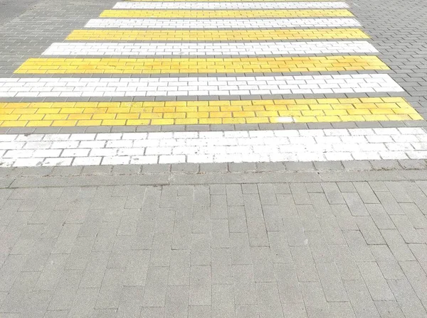 Weißer Und Gelber Zebrastreifen Auf Der Fahrbahn Asphaltierte Straße Bäume — Stockfoto