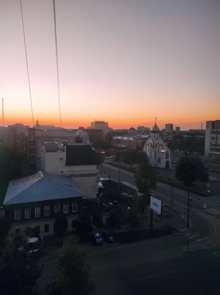 Blick Auf Die Stadt Mit Dem Sonnenuntergang Und Der Kirche — Stockfoto