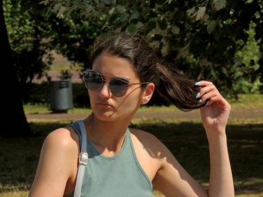 Kafkas görünümlü bir kız St. Petersburg şehrinin güzelliğine bakıyor. Şehir manzaraları, köprüler, doğa ve St. Petersburg 'daki diğer güzellikler..