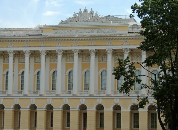 Najstarsze Zabytki Miasta Sankt Petersburga Przed Niebem Przyrodą Budynki Wybudowane — Zdjęcie stockowe