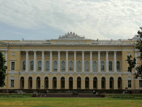 Najstarsze Zabytki Miasta Sankt Petersburga Przed Niebem Przyrodą Budynki Wybudowane — Zdjęcie stockowe