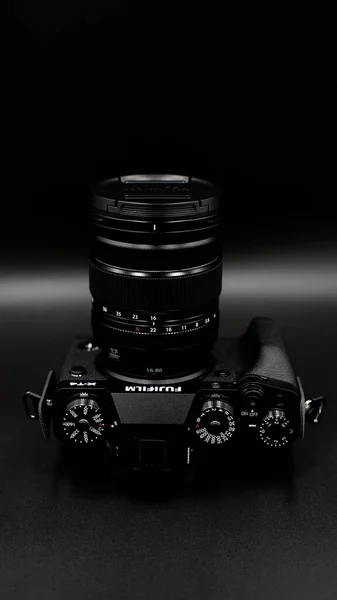 Kit Fujifilm Preto Melhor Câmara Sem Espelho Fundo Escuro — Fotografia de Stock