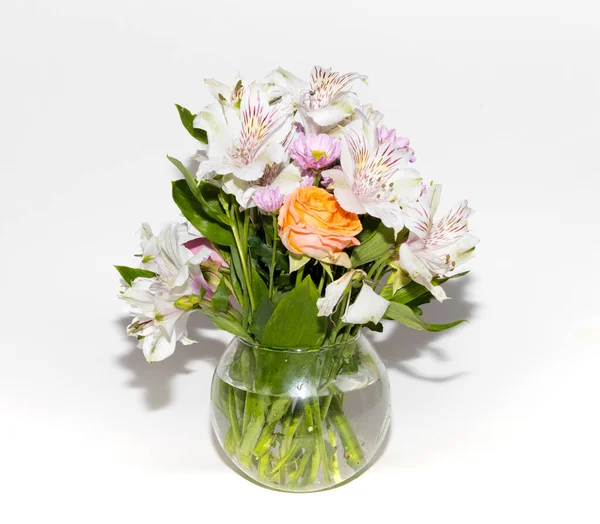 Buquê Flores Pequeno Vaso Redondo Fundo Branco — Fotografia de Stock