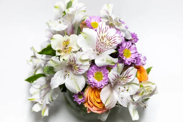 Beyaz Arka Planda Yuvarlak Küçük Bir Vazoda Çiçek Demeti — Stok fotoğraf